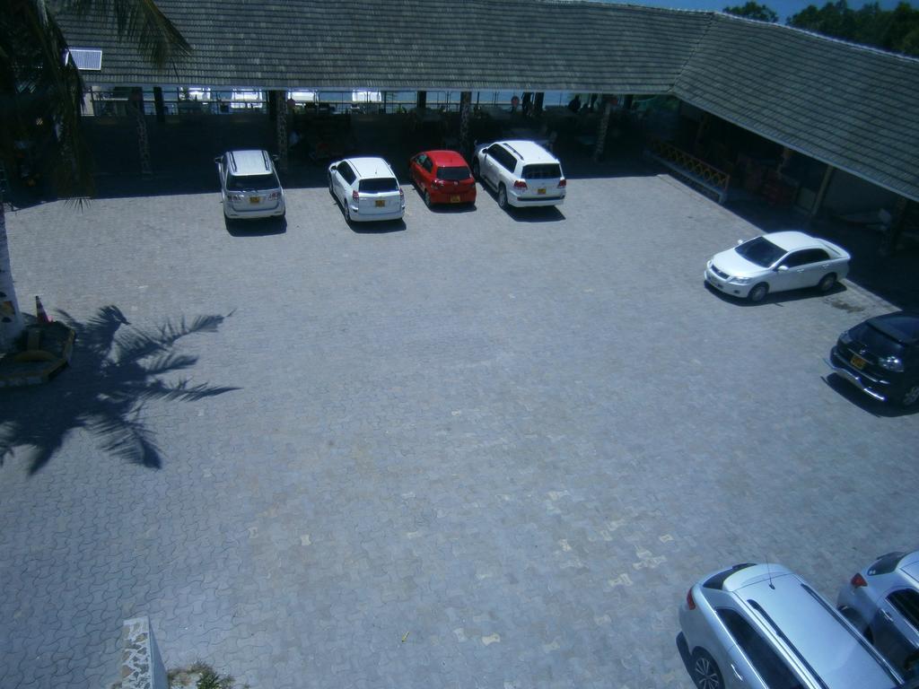 Tudor Water Sports Hotel Mombasa Esterno foto