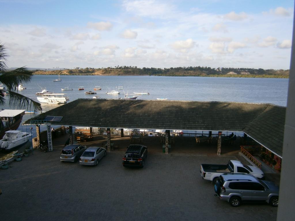 Tudor Water Sports Hotel Mombasa Esterno foto